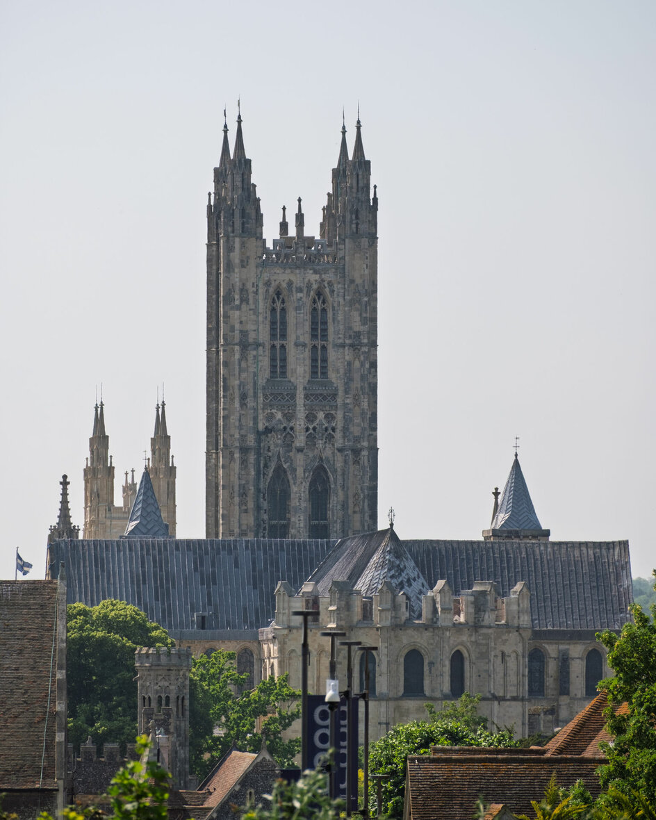 En katolsk præst fejrede messe i Canterbury Cathedral her til ære for den myrdede Thomas Becket.