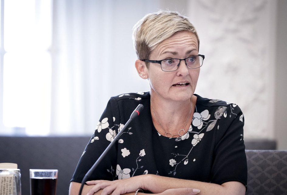 Børn skal have lov til at være børn og ikke ende i svære situationer, hvor de for eksempel skal tolke til skole-hjem-samtaler, siger Pernille Rosenkrantz-Theil (S)