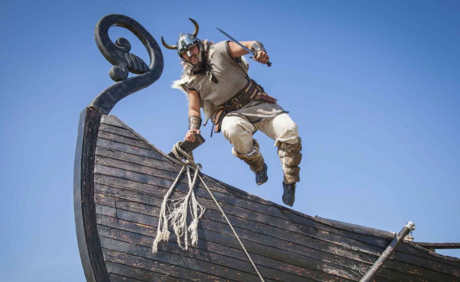 Vikingerne sejlede vidt omkring på deres togter og koloniserede både Grønland og dele af det Nordamerikanske kontinent. Ligesom de kampdygtige søfarere krydsede klinger med stormagter i Frankrig, Portugal og Tyrkiet.