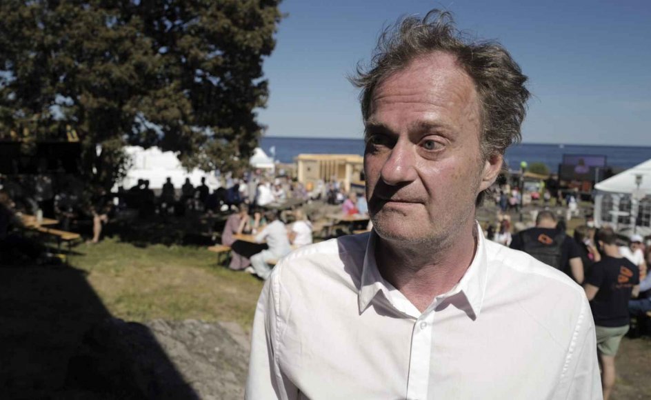 Det, der sker, er, at tingene bliver så hurtige, lette, billige og effektive som muligt, og alt, der er besværligt, er en omvej, tager tid, det forsvinder, siger forfatter Knud Romer.