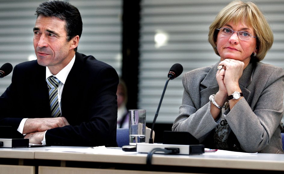 VK-regeringen og Dansk Folkeparti indførte i 2007 et krav om, at flygtninge skulle arbejde i to og et halvt år på fuld tid for at få permanent ophold.