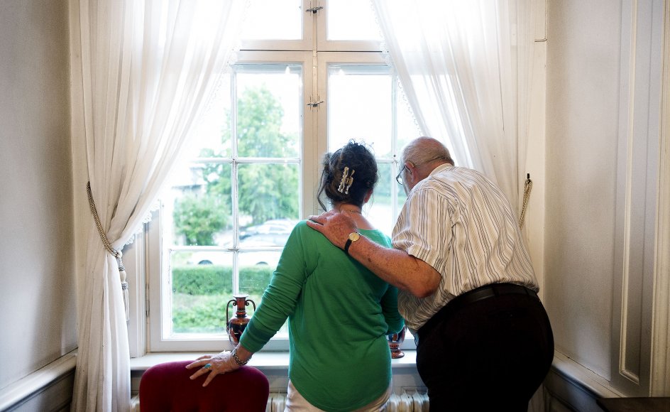 "Sommetider kan der ligge en kærlighedsgerning overfor ægtefællen i stadig at holde sig selv intakt ved at tage imod kærlighed fra andre, så man netop kan være noget for den demente. Hvem skal være dommer over det," spørger sognepræst Tina Brixtofte Andersen hypotetisk- Billedet er et genrebillede og afbilder ikke personer nævnt i artiklen.