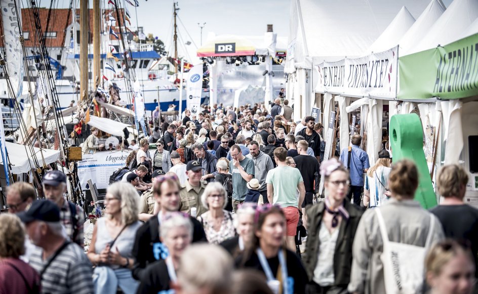 Da Folkemødet løb af stabelen første gang, var visionen, at det skulle være ”en manifestation af foreningsdanmark, højskoledanmark og frivilligdanmark”. Onde tunger kritiserede det imidlertid hurtigt for at være elitens sommerlejr.