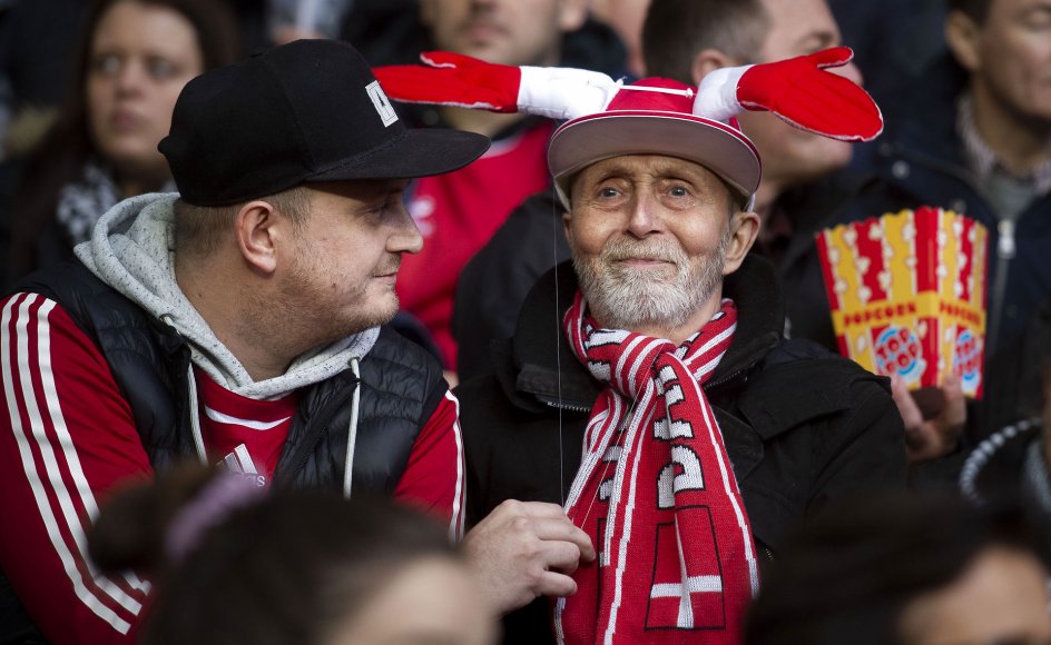 ”Fodboldlandsholdet er i dag den vigtigste nationale cement, vi har. Det er vigtigere end Kongehuset, for intet andet får os i samme emotionelle grad til at føle os som danskere."
På billedet ses fodboldfans før EM-kvalifikationskampen mellem Danmark - Schweiz i Parken lørdag den 12. oktober tilbage i 2019.