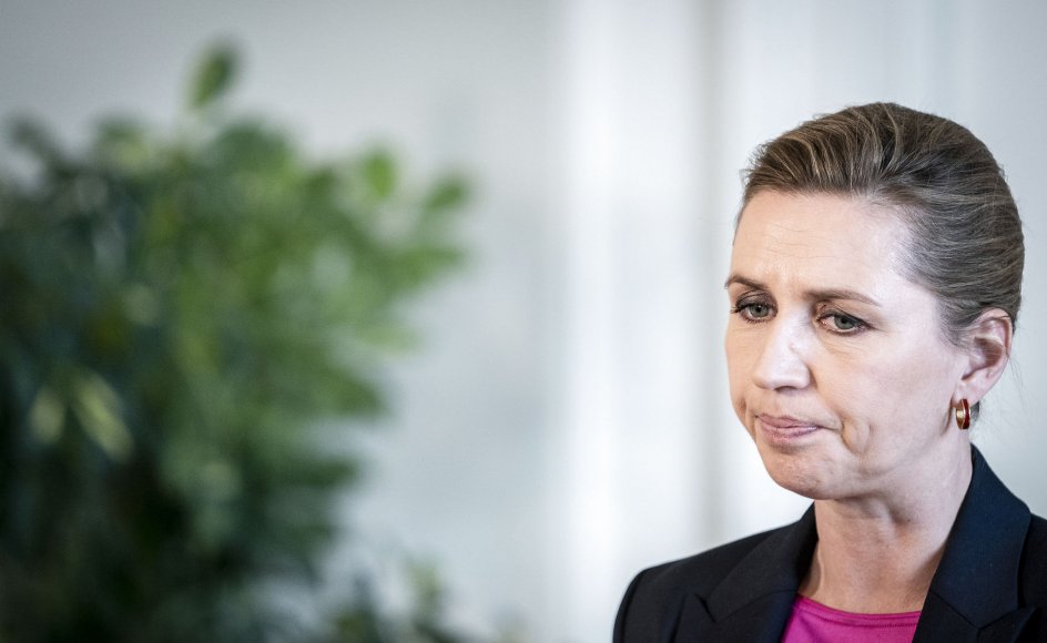 Når Mette Frederiksen tier i forbindelse med krænkelsessager, skyldes det, at det er en møgsag, og dem har statsministeren ikke brug for flere af for tiden, skriver politisk redaktør Henrik Hoffman-Hansen.