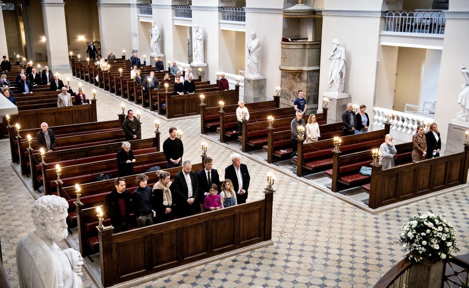 En omfattende befolkningsundersøgelse om danskernes religiøsitet og forhold til folkekirken, viser en sammenhæng mellem uddannelsesgrad og brug af folkekirkens tilbud: jo længere uddannelse du har, desto mere bruger du folkekirken