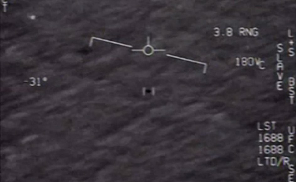 Sidste år frigav Det amerikanske forsvarsministerium hemmeligstemplede fotografier som dette af uidentificerede flyvende objekter taget af piloter i den amerikanske flåde.