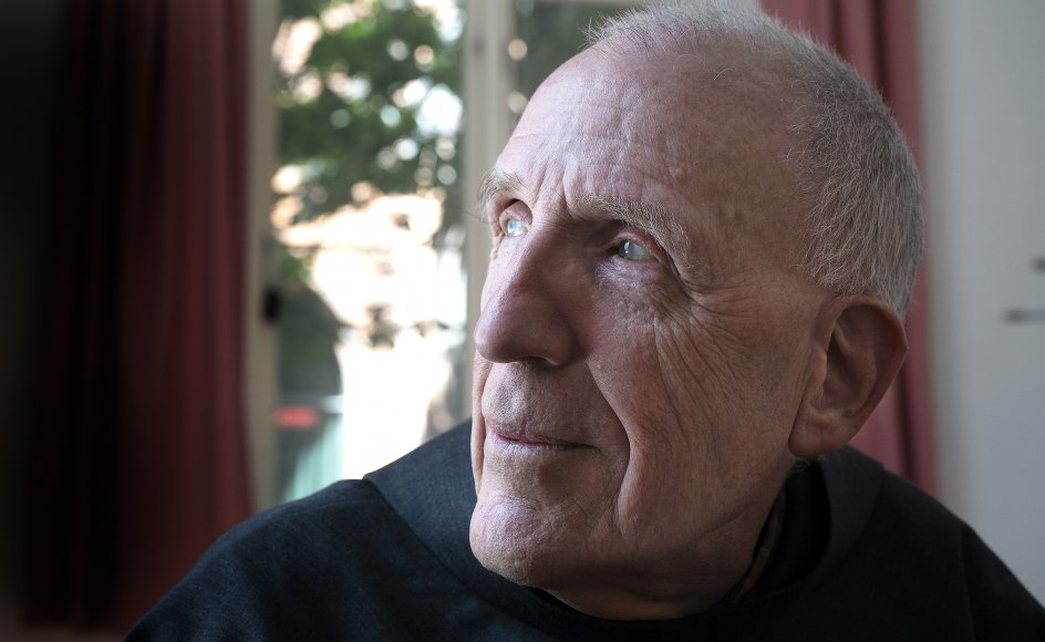 "Jeg var bundet til en seng, og i begyndelsen var jeg jo nok lidt arrig, fordi jeg skulle have skiftet ble. Men når jeg bad for de mennesker, som omgav mig og de andre patienter med plejebehov, så blev det taknemmeligheden, som vandt over irritationen,” siger broder Theodor. – Foto: Leif Tuxen.