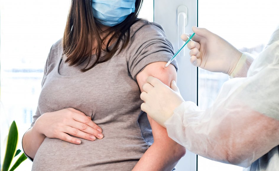 I Danmark er kvinder i den fødedygtige alder sat bagest i vaccinekøen. For eksempel må aldersgruppen 30 til 34 år vente med at få deres sidste stik til engang i september måned.