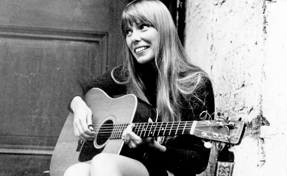 Joni Mitchells skæve populærmusik har en umiddelbarhed over sig, en folkemusikalsk nerve, som minder om en indiemusikers. Hun kan svinge et sted mellem imagistisk Ezra Pound-poesi og moderne indiekunst.