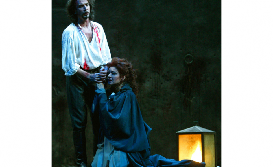 Her ses Fabio Armiliato som Mario Cavaradossi og Daniela Dessi som Tosca på Madrids kongelige teater 11. janur 2004.