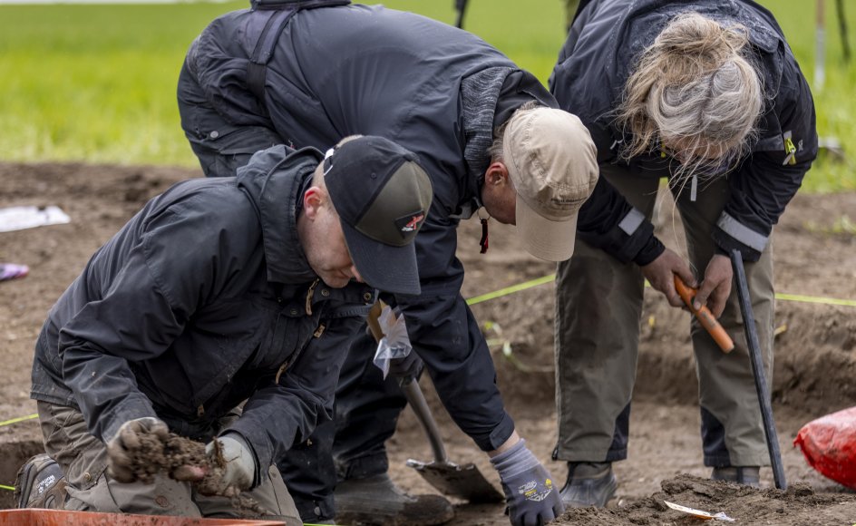 Det såkaldte inderfelt måles op. Det var her, krukken med mønterne lå. Amatørarkæolog Sidse Stephensen står som nr. 3 fra venstre