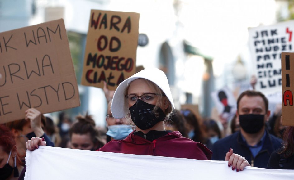 Polske borgere demonstrerer mod landets nyeste abort-lovgiving i byen Lodz i oktober 2020.