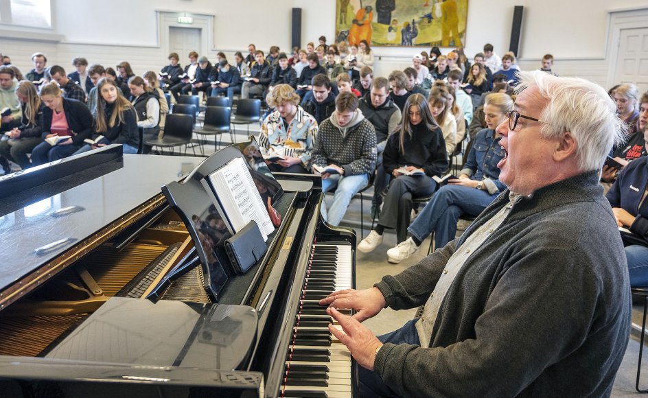 Lige nu er vi i en tid, hvor sangen igen har fået vinger og er vendt stærkt tilbage. Her er vi til fællessang på Askov Højskole i Vejen,