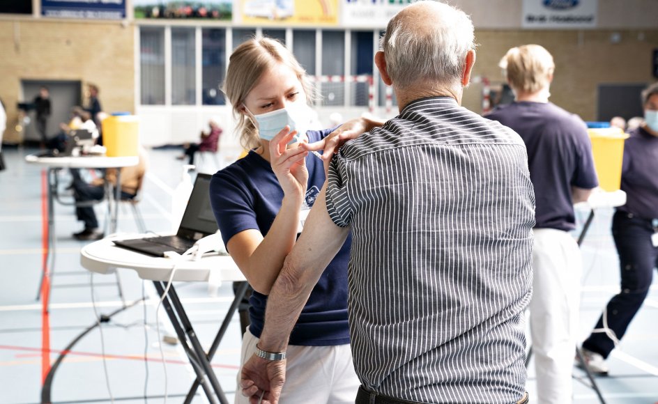 Danskernes tillid til sundhedsmyndighederne og myndighederne som helhed er guld værd for det danske samfund. I tilfældet med vaccinerne bidrager det stærkt til, at Danmark kommer gennem pandemien med langt færre økonomiske sår og langt færre døde end andre lande.