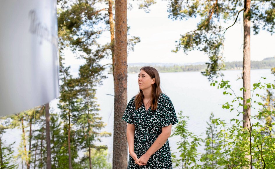 Astrid Hoem var en af de unge, som overlevede Anders Behring Breiviks terrorangreb. Den nuværende leder af Arbejderpartiets Ungdomsforbund efterlyser et opgør med det politiske had, som lå bag angrebet. Her står hun ved mindesmærket på øen Utøya. – Foto: Petter Berntsen/AFP/Ritzau Scanpix.