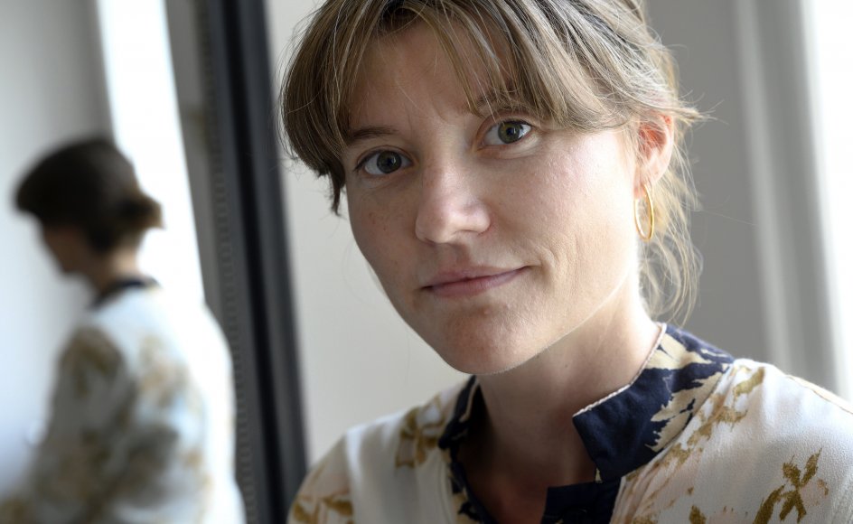 ”Når jeg kommer hjem til mine forældre, kan jeg stadig godt kigge på mig udefra og synes, at jeg virkelig er en idiot,” siger filminstruktøren Lisa Jespersen, der selv voksede op på landet, men nu gerne vil være ”så woke som muligt”.