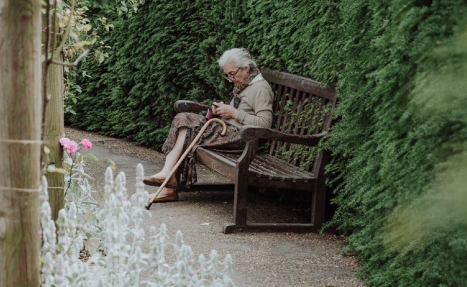Grethe tænker mere og mere på en tilværelse uden sorg og smerte. Det ville hun gerne høre noget mere om i kirken. Kvinden på billedet er ikke Grethe.