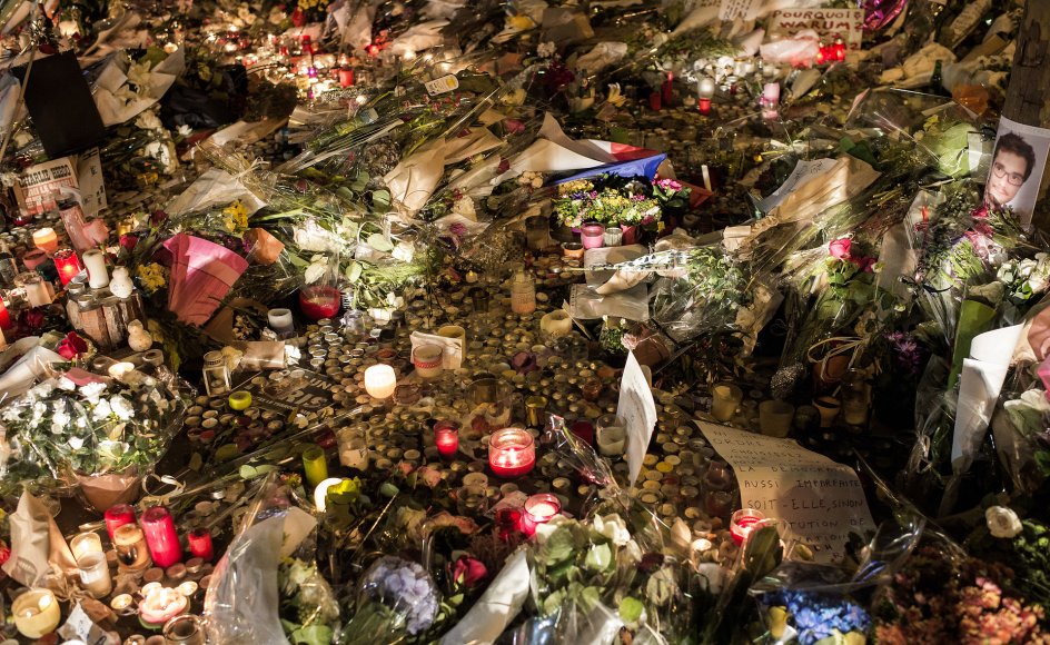 Der blev lagt blomster og tændt lys ude foran spillestedet Bataclan i Paris flere dage efter, at spillestedet samt fire fortovscaféer blev udsat for et terrorangreb af Islamisk Stat tilbage i 2015, hvor 130 personer mistede livet.
