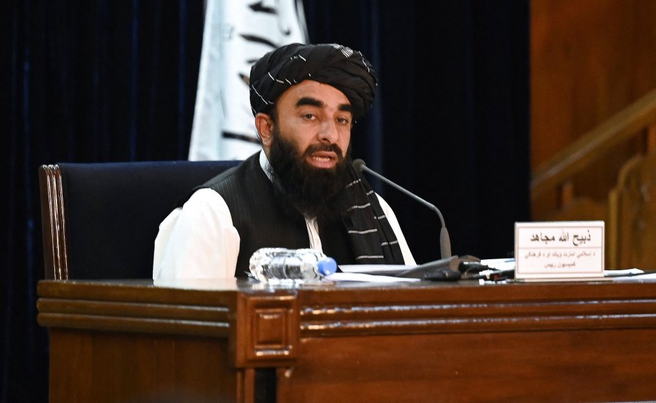 Talebans talsmand Zabihullah Mujahid præsenterer på et pressemøde i Kabul den 7. september, at Taleban-veteranen Mullah Mohammad Hassan Akhund bliver den nye afghanske regeringsleder.
