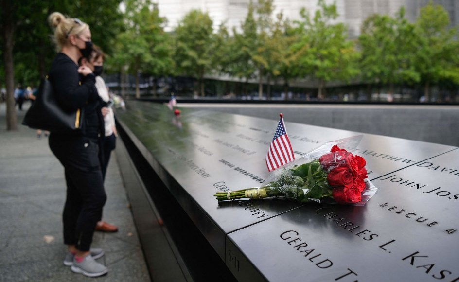Et ung par står ved mindesmærket for den 11. september i New York. Mindesmærket er rejst, hvor sydtårnet fra The World Trade Center stod.
