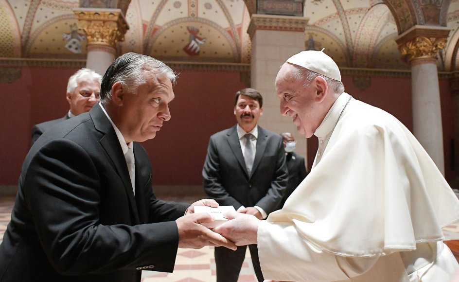 Pave Frans forestod søndag i bagende sol en yderst velbesøgt messe på Heltepladsen i Budapest efter et møde med den ungarske premierminister, Viktor Orbán, som bad paven om ”aldrig at lade det kristne Ungarn gå til grunde”.