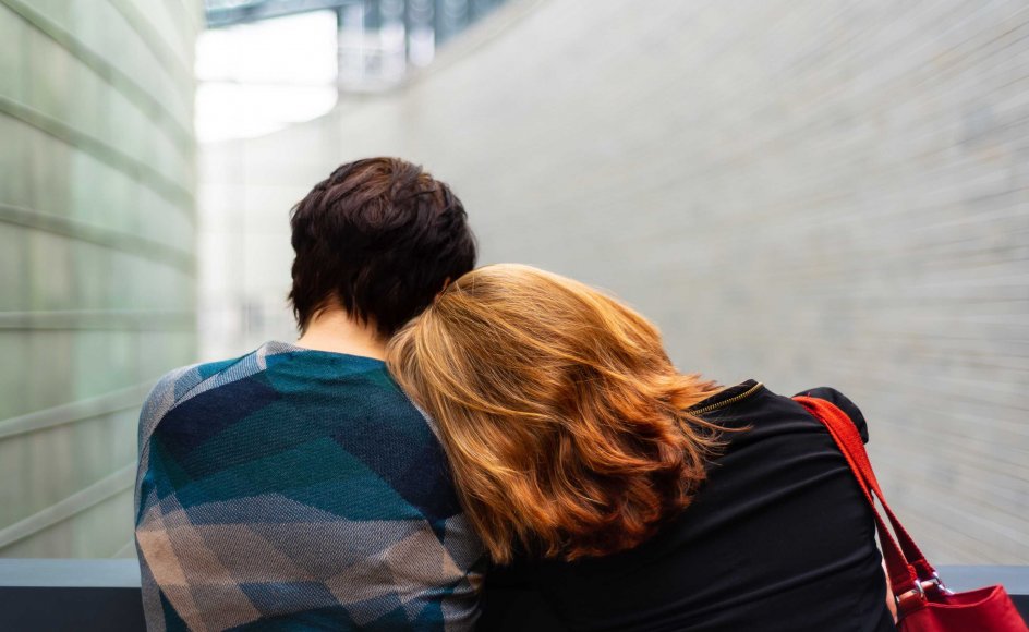 Det kommer med stor sandsynlighed fra et godt sted, når pårørende til personer, der lider af angst, trøster og lytter. Men man skal være varsom med den strategi, påpeger psykolog.