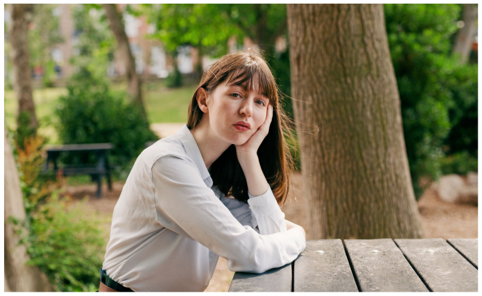 Irske Sally Rooney (født 1991) er herhjemme blevet anmeldt af anmeldere, der er 20 år ældre end hende selv. Men det er billige woke-point og klokkeklar aldersdiskrimination at antyde, at det skulle være tegn på et strukturelt problem, skriver anmelder Jeppe Krogsgaard Christensen.