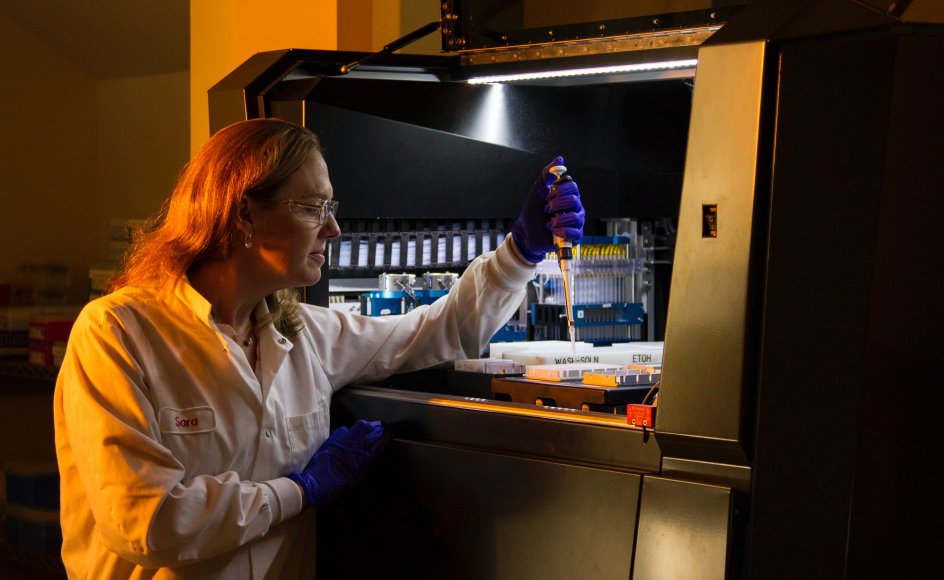 Den amerikanske virksomhed MyHeritage tilbyder blandt andet at kortlægge personernes dna, så man ved, hvor man rent faktisk kommer fra. Billedet er ikke fra MyHeritage's laboratorie.