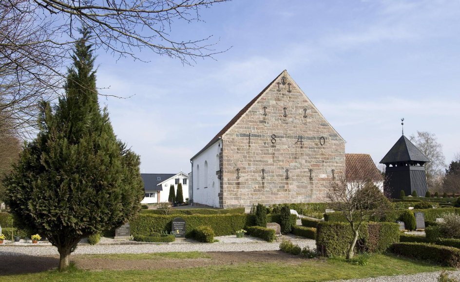 Her ses Holbøl Kirke i Sønderjylland. Holbøl Sogn har sammen med Bov Sogn været sammenlagt - og gået fra hinanden igen.