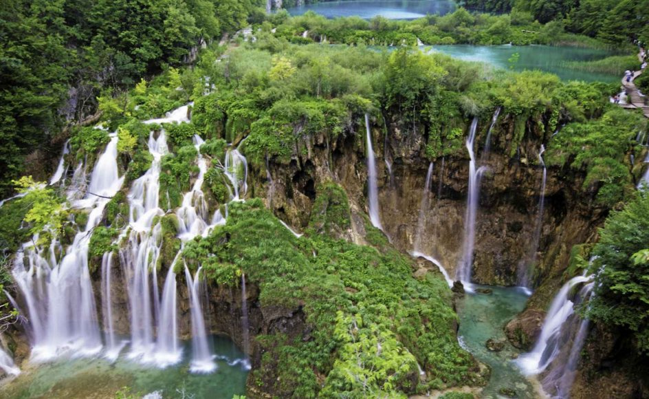 Rejsen til Kroatien byder blandt andet på en udflugt til søerne i naturparken Plitvice. – Foto: Nikpal/Getty Images Plus.