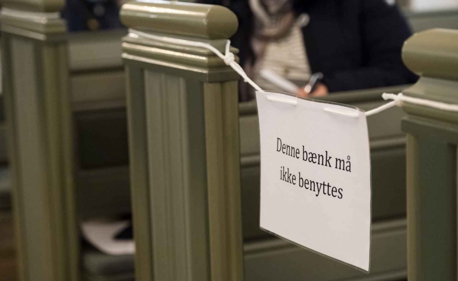 Corona-pandemien kom ind midt i den løbende liturgiske debat, og den har også haft liturgiske følger. Krisen har tvunget sogne og menigheden ud i megen liturgisk nytænkning på grund af skiftende krav om deltagerbegrænsning og gudstjenester af højst 30 minutters varighed.