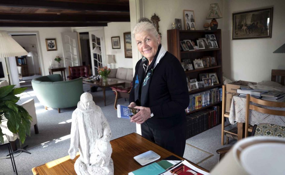 Grethe Bahne Madsen har altid været glad for grundtviganismen, og for en del år siden købte hun en lille Grundtvig-statue af billedhuggeren Niels Skovgaard. Skulpturen var et tidligt studie til den store statue, som billedhuggeren lavede til gården ved Vartov Kirke i København, og hun købte den af Skovgaards barnebarn. – Foto: Leif Tuxen.