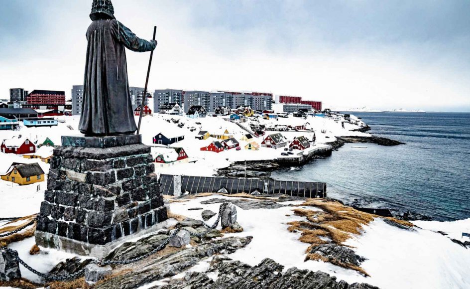 Efter at statuer af markante personer fra kolonitiden blev væltet i blandt andet USA og England, hældte en gruppe aktivister rød maling over Hans Egede-statuen i Nuuk. Aktionen er omdiskuteret i Grønland. Grønlænderne betegnes af eksperter som et af verdens mest troende folk, og mange betragter Hans Egede som kristendommens grundlægger i Grønland mere end som en kolonialist. – Foto: Emil Helms/Ritzau Scanpix.