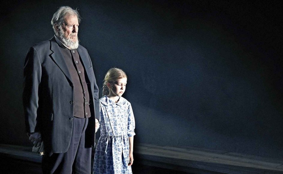 På den online scene ses blandt andre Waage Sandø som grundtvigianeren Mikkel Borgen. – Foto: Gudmund Thai/Folketeatret.