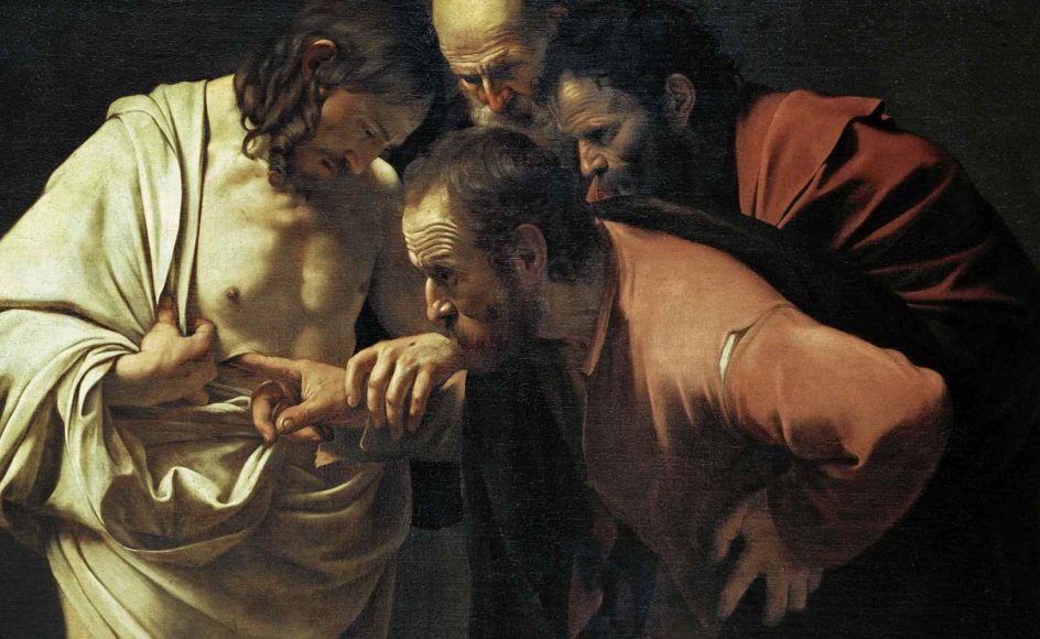 Den italienske maler Caravaggios værk fra 1602 er et af de mest kendte billeder af fortællingen om den tvivlende Thomas. I evangelieteksten, som læses højt i landets kirker denne søndag, kan man læse, hvordan disciplen kun vil tro på, at Jesus er opstået fra de døde, hvis han kan røre ved hans sår. - Foto: Akg-Images/Ritzau Scanpix.