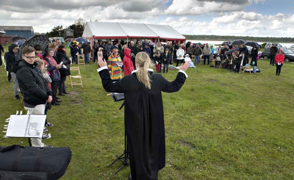 Den nye politiske aftale om corona-lempelser lover ifølge Søren Abildgaard, der er formand for Landsforeningen af Menighedsråd, godt for kirkernes pinsegudstjenester. Ifølge aftalen skal forsamlingsloftet udendørs hæves til 100 personer fra den 21. maj, hvilket er få dage før pinse, hvor der netop er tradition for gudstjenester i det fri. Her ses en udendørs pinsegudstjeneste afholdt på havnen i Asaa ved Dronninglund i 2015.