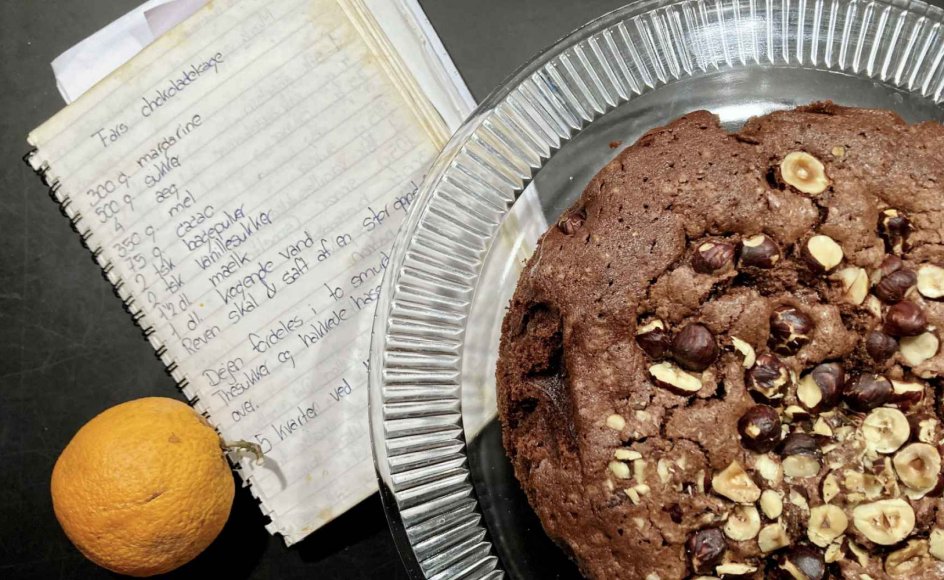 Rigeligt med orangeskal og appelsinsaft får den enkle kage til at løfte sig. – Foto: Else Marie Nygaard.