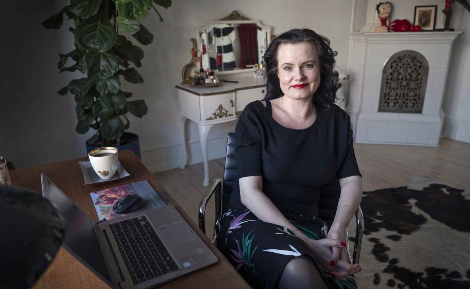 Leonora Christina Skov er i ”Hvis vi ikke taler om det” både Askepot og Jane Eyre, hun er et forbyttet barn, en kæmpende heltinde, vi hepper på. – Foto: Leif Tuxen.