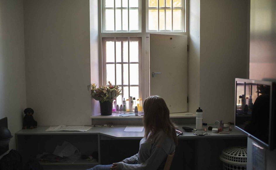 Sidste år flyttede Kristeligt Dagblad ind på en af de omtalte institutioner i tre dage for at møde de unge. Blandt dem var 17-årge Thilde, der her på billedet netop har fået blomster fordi, hun har gennemført sin afgangseksamen. Hun drømmer om at få et arbejde og fin lejlighed og en familie.
