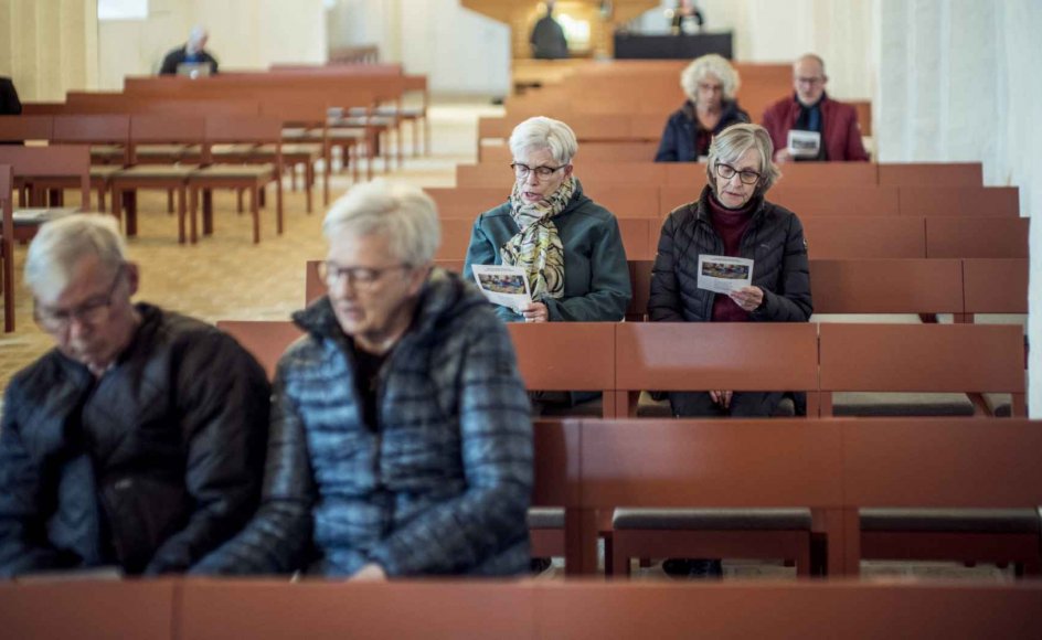 Efter mere end fire måneder er det nu tilladt at synge fællessang ved gudstjenester i danske kirker. Det udnyttede man onsdag aften i Hedensted Kirke i Østjylland. – Foto: Michael Drost-Hansen.