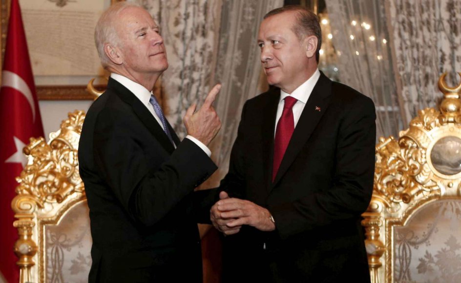 Hvis Biden på 106-årsdagen for begyndelsen på den armenske tragedie ender med at omtale overgrebene som et folkedrab, sender han et klart signal om, at især menneskerettigheder, men også spørgsmålet om Tyrkiets forhold til Rusland har højere prioritet for Washington end forsøget på at bevare en tålelig stemning mellem Tyrkiet og USA udadtil. På billedet ses Joe Biden og Tayyip Erdogan under et møde i Istanbul i Tyrkiet i 2016.