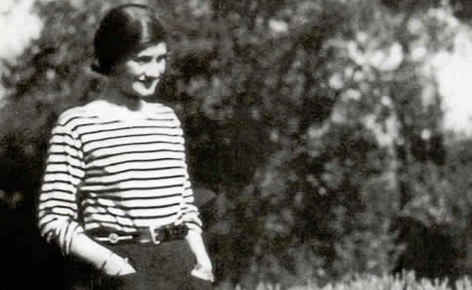 Gabrielle ”Coco” Chanel holdt af at feriere ved havet og lod sig her inspirere af de franske matrosers uniformer, faktisk undertrøjen, i skabelsen af en stribet trøje, der er en klassiker den dag i dag. – Foto: Wikimedia Commons.