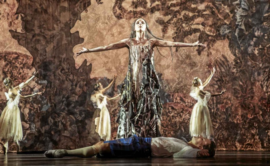 Scenografien og kostumerne i Bournonvilles ”Sylfiden” på Det Kongelige Teater er håndmalet, klippet og sammensat af Anja Vang Kragh og Mia Stensgaard. Nåede man ikke ind at se forestillingen, har man stadig chancen på Det Kongelige Teaters hjemmeside. – Foto: Per Morten Abrahamsen.