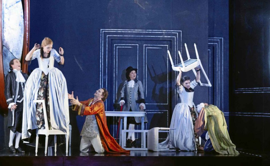 Mozarts opera ”Così fan tutte” skulle have spillet på Det Kongelige Teaters Gamle Scene i begyndelsen af året og er en af de forestillinger, som Søren Shauser anbefaler at se på et tidspunkt, hvis man er grøn i operaens univers. – Foto: Miklos Szabo.