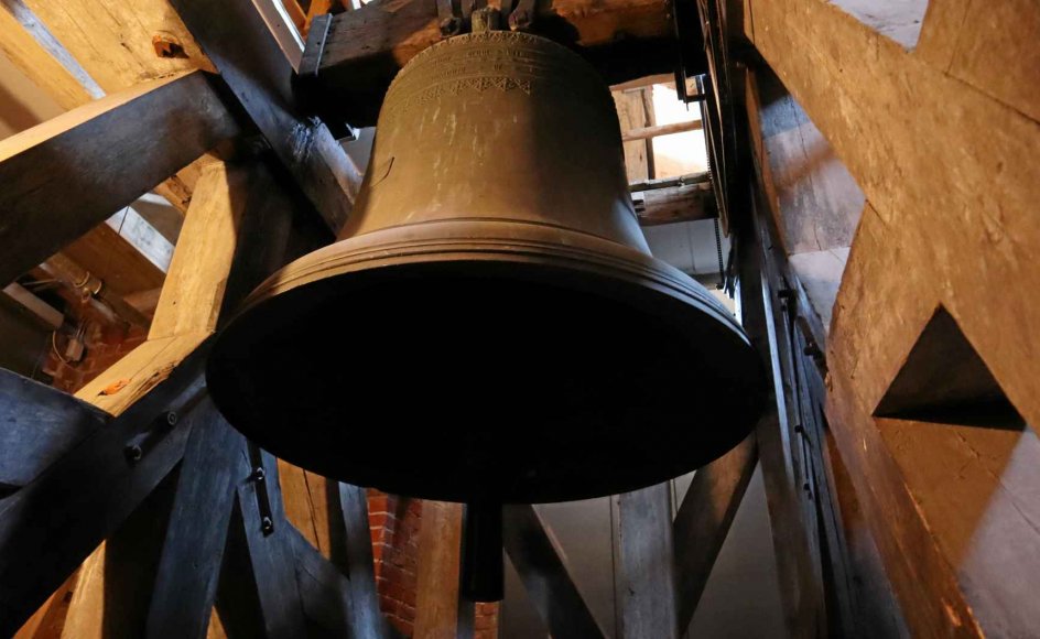 Klokken i Roskilde Domkirke er støbt i bronze i 1511 af klokkestøberen Johannes Fastenove. – Foto: Roskilde Domkirke.
