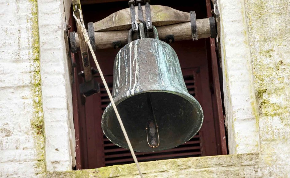 Klokken i Smollerup Kirke ved Mønsted kan prale af at være den ældste kirkeklokke i Danmark, ja formentlig i hele Norden, der stadig er i brug. Helt siden 1100-tallet har den hængt i kirketårnet og givet signal til både begravelser og gudstjenester. – Foto: Morten Dueholm/Ritzau Scanpix.