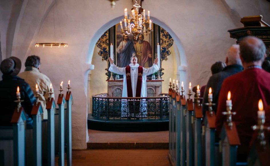 4.-maj-gudstjenesterne er flere steder knyttet til kirker, hvor der er begravet frihedskæmpere, engelske flyvere eller på andre måder findes lokale mindesmærker for krigen¨.