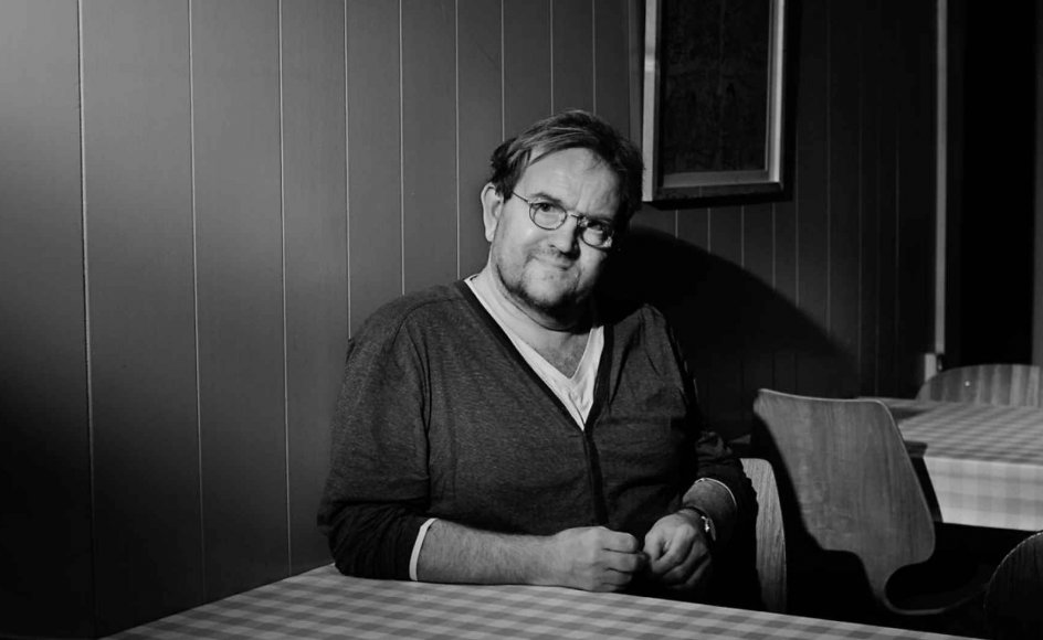 Olsen forstår de sidste mange års udvikling som et resultat af den øvre middelklasses magt og arbejderklassens tilsvarende afmagt, skriver anmelder Christian Egander Skov, der giver Lars Olsens nyeste debatbog seks stjerner.