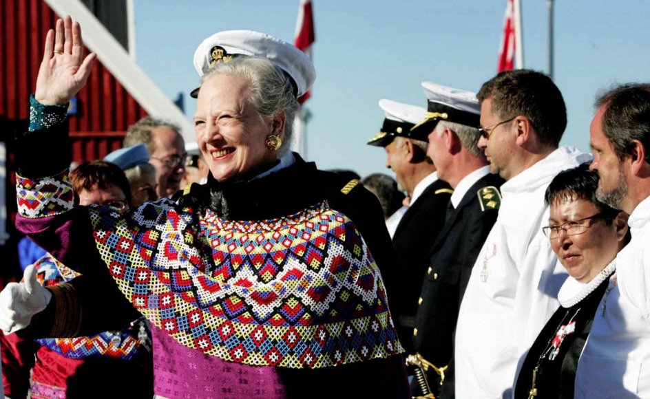 Dronning Margrethe vil blive modtaget som den populære person, hun er i Grønland, siger en kender. Her ses hun omgivet af folkemasser i Nuuk under en tidligere rejse. – Martin Lehmann/Ritzau Scanpix.